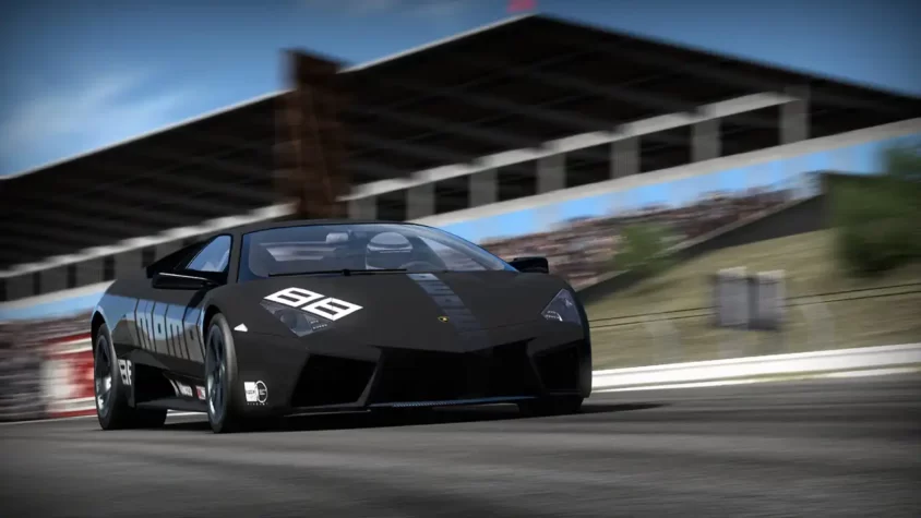 Черный Lamborghini Gallardo, не переживающий за свою жизнь на треке