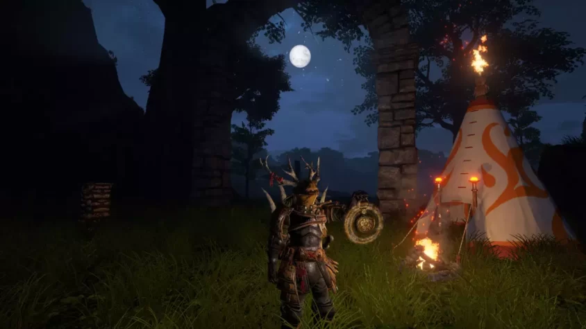 Ночной лес и костёр в Outward с персонажем в броне