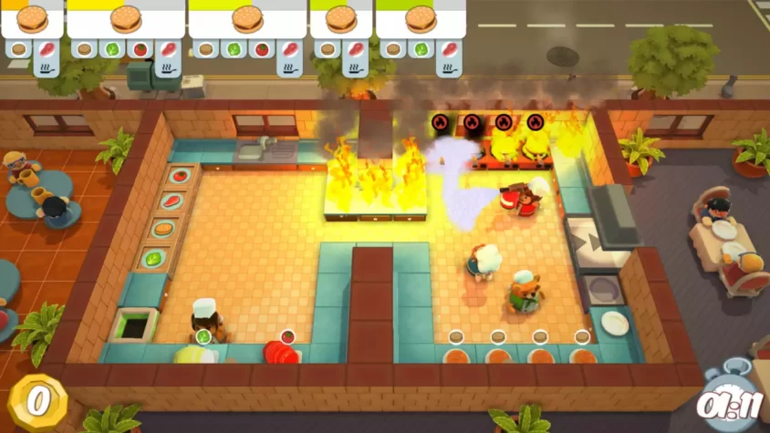 Пожар на кухне Overcooked с поварами в панике