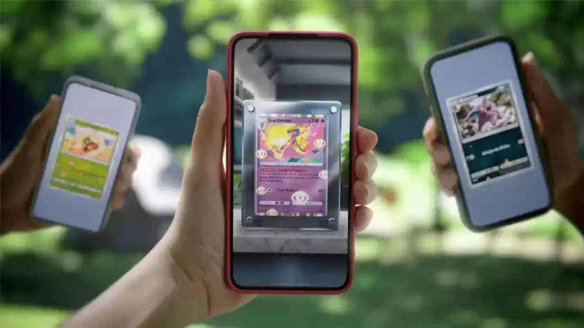 Игровой процесс с картами Pokémon на смартфоне