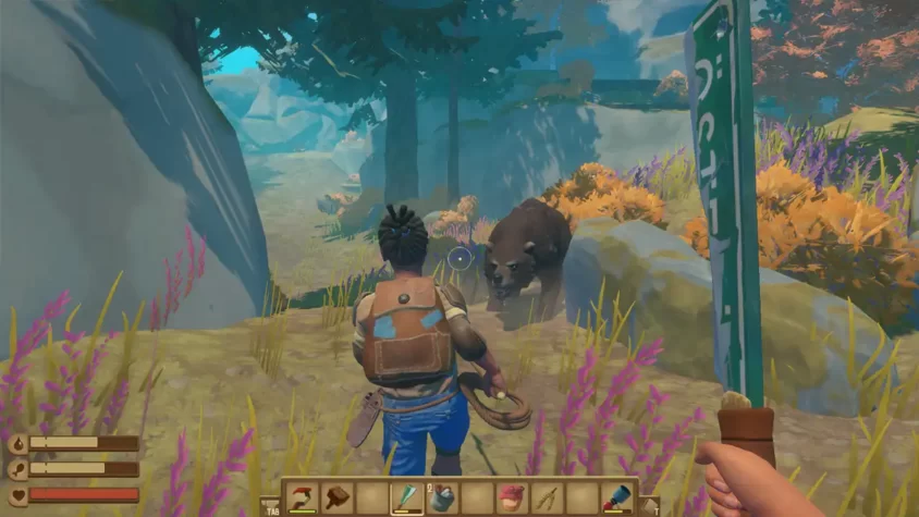 Игрок встречает медведя в лесу на одной из выживающих локаций игры Raft