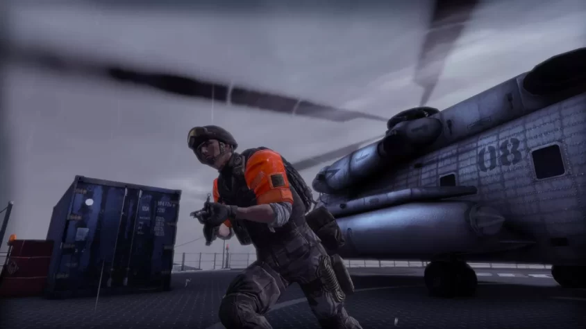 Момент игры S.K.I.L.L.: Special Force 2, солдат с оружием на фоне вертолета под дождем