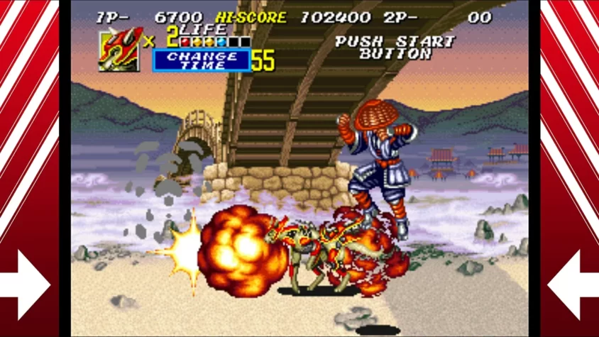 Персонаж в игре Sengoku 2 наносит удар, пока враги взрываются вокруг