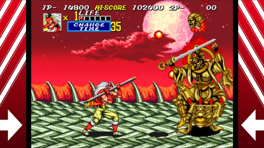 Персонаж с мечом сражается с огромной золотой статуей в игре Sengoku 2