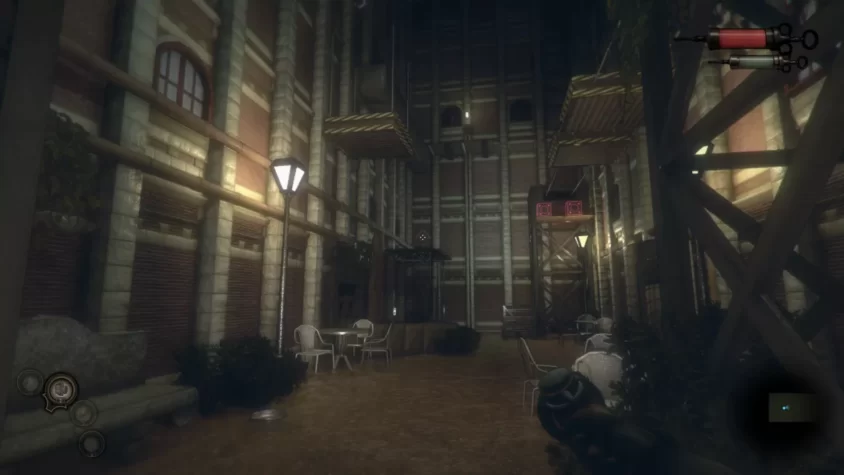 Улица с пустыми скамейками и поднятыми платформами из игры The Crow’s Eye