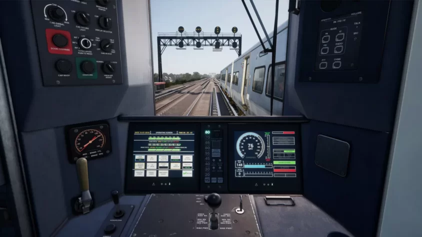 Вид из кабины поезда в Train Sim World, с панелью управления и показателями скорости