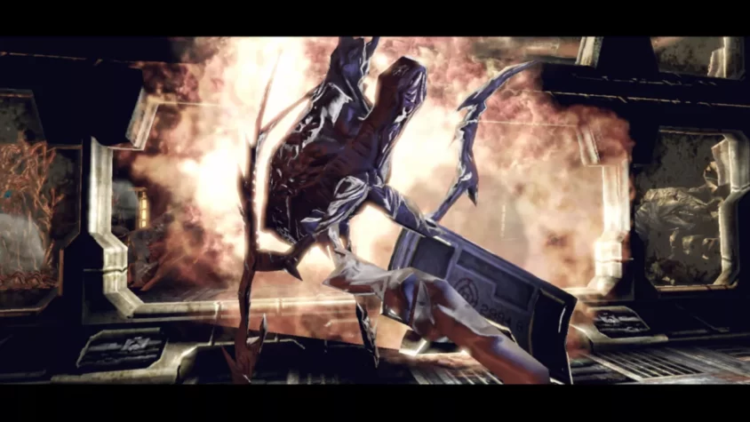 Сцена из игры Alien Breed 3: Descent — монстр с острыми конечностями, стоящий на фоне взрывов и разрушений