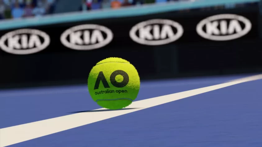 Теннисный мяч с логотипом Australian Open на корте