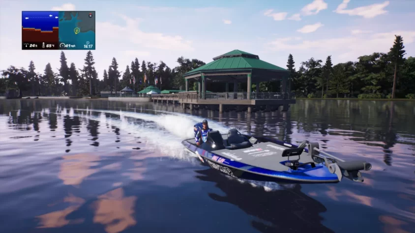 Рыболов на лодке, мчится по озеру в игре Master Bass Angler