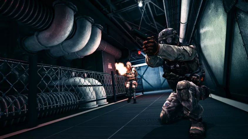 Персонажи в игре Black Squad в действии: один стреляет, другой подбегает
