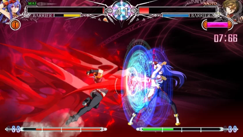 Бой в BlazBlue Centralfiction, персонажи сражаются на фоне красной энергии