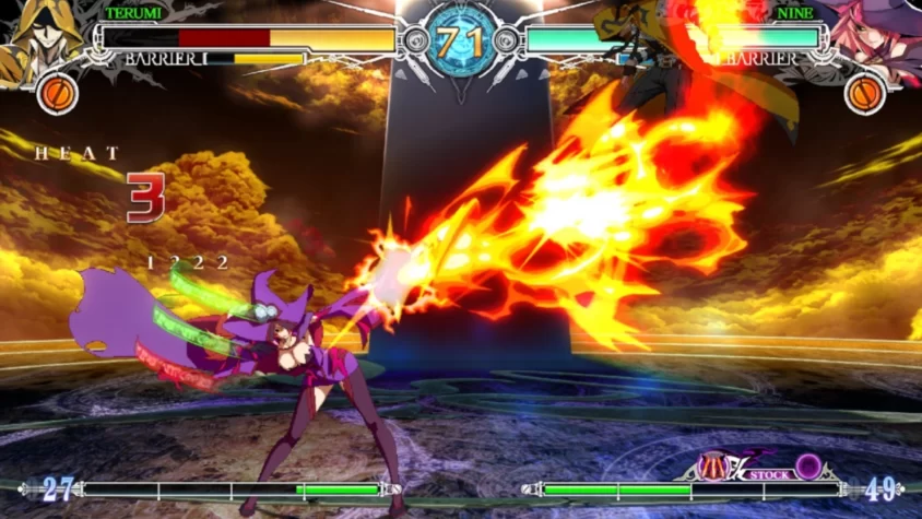 Бой в BlazBlue Centralfiction, персонажи сражаются на фоне огненного пейзажа