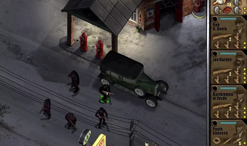 Персонажи в игре Chicago 1930, охраняющие автомобиль рядом с автозаправкой и мотелем