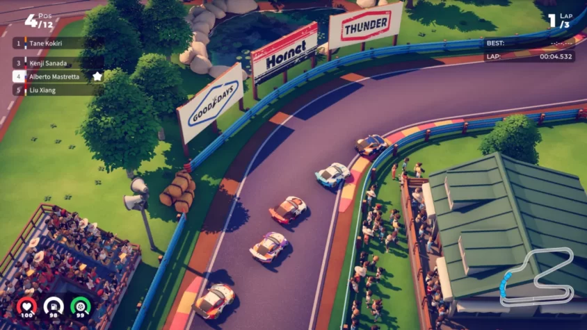Гонка в Circuit Superstars, машины на повороте, зрители в аудитории