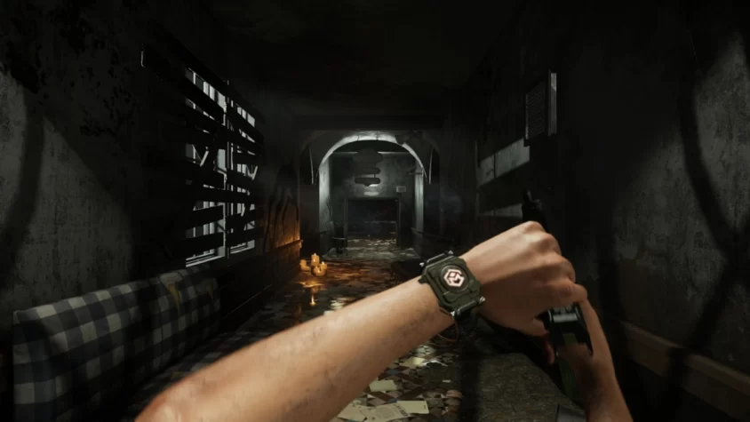 Персонаж в игре Deceit идет по темному коридору с оружием в руках