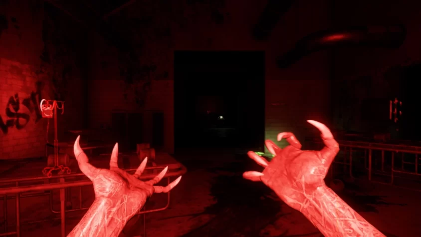 Игрок в игре Deceit становится монстром с красными руками, готовый атаковать