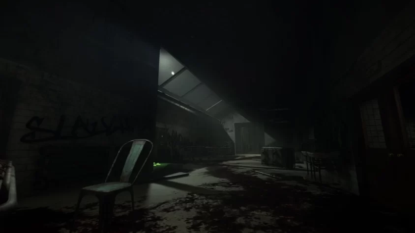 Тёмный коридор с кровью и одиночным стулом в игре Deceit