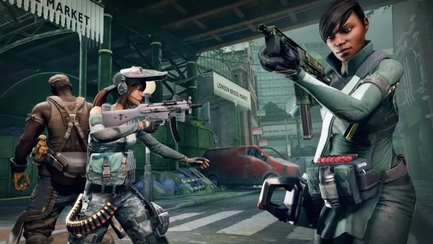Игроки в игре Dirty Bomb ведут огонь с оружия на фоне Лондонского рынка