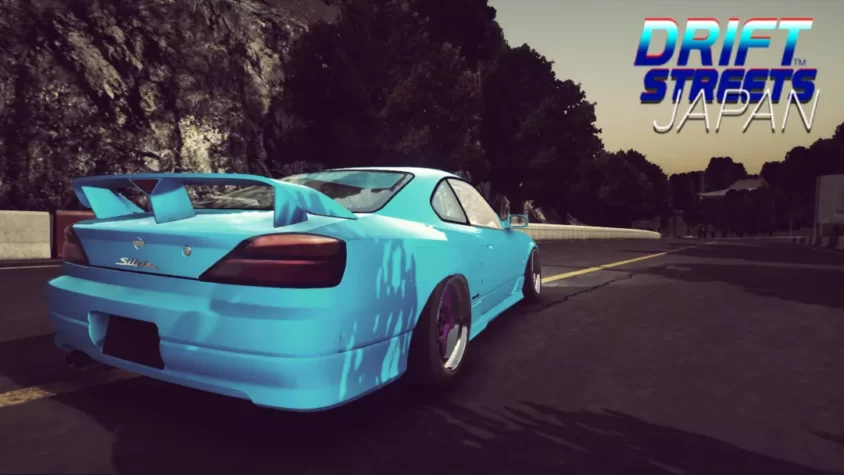 Гоночный момент из Drift Streets Japan с дрифтующим автомобилем на фоне горной дороги