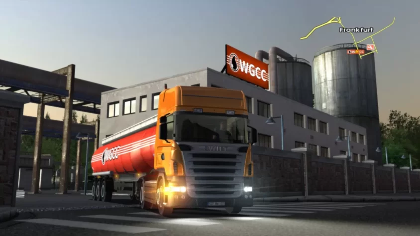 Грузовик Scania с цистерной на фоне завода в Euro Truck Simulator