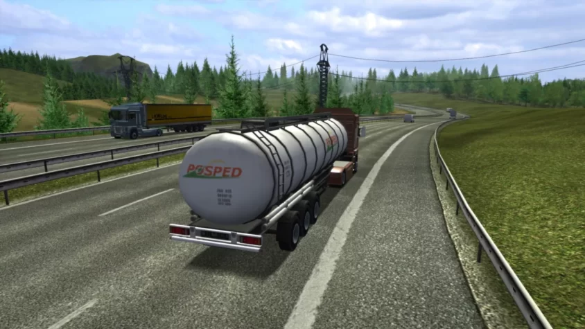 Грузовики на шоссе в Euro Truck Simulator, один из которых с цистерной
