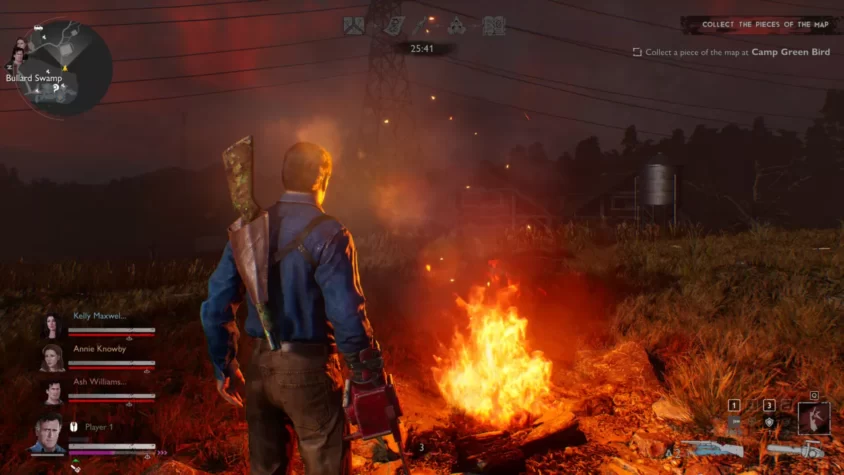 Ash Williams у костра, готовящийся к следующей атаке в Evil Dead: The Game, с бензопилой и оружием наготове