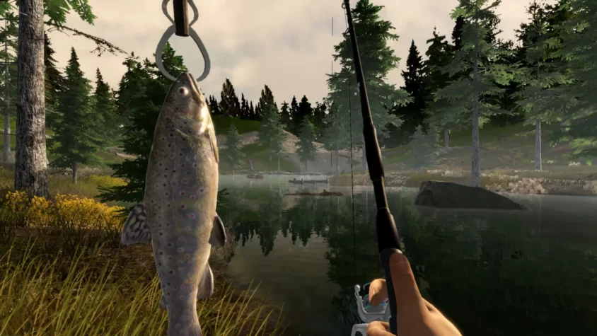 В игре Fishing Adventure игрок поднимает пойманную рыбу с помощью удочки на фоне леса и озера