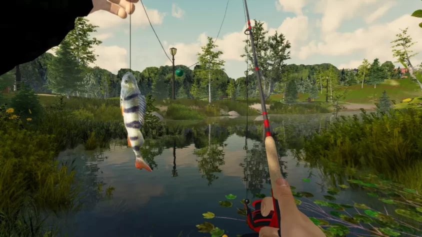 В игре Fishing Adventure игрок поднимает пойманную окуня на удочке рядом с озером и зелеными деревьями