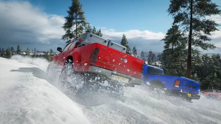 Два пикапа мчат по заснеженной дороге в Forza Horizon 4