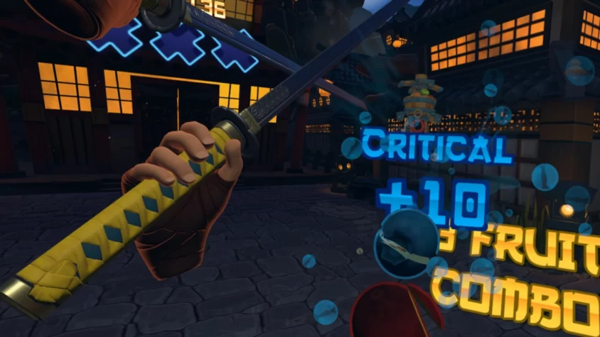 Игрок с саблей в руках наносит критический удар по фрукту в Fruit Ninja VR