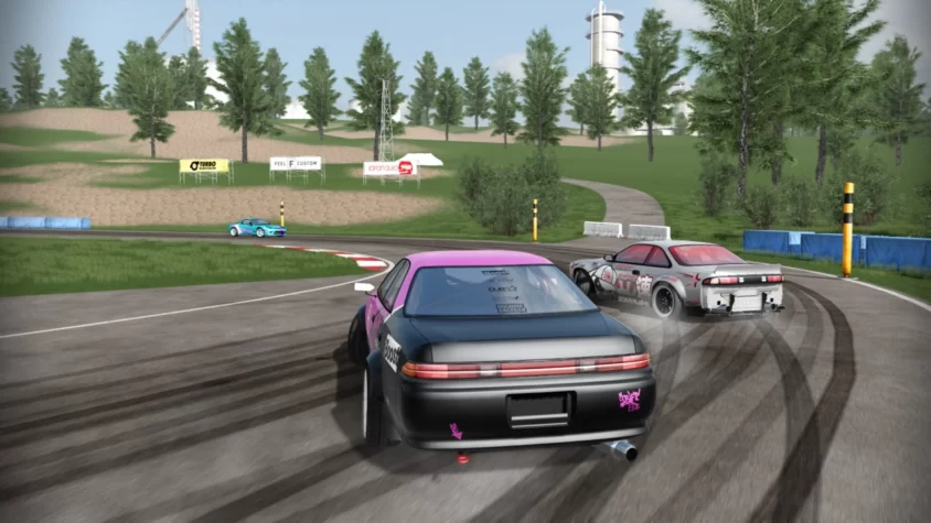 Автомобили в игре FURIDASHI: Drift Cyber Sport, погружаются в дрифт на извилистой трассе с дымом от шин