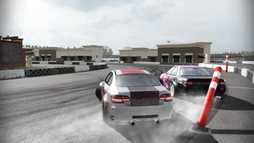 Два автомобиля в игре FURIDASHI: Drift Cyber Sport, соревнуются на трассе с дымом от шин, обгоняя пластиковые конусы