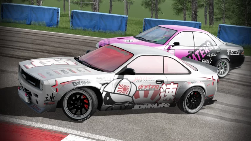 Два автомобиля в игре FURIDASHI: Drift Cyber Sport, скользят по трассе с яркими наклейками и дымом от шин