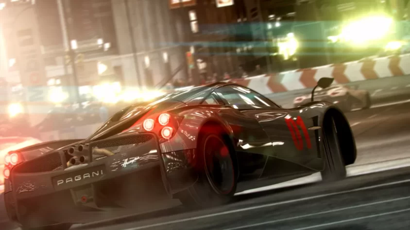 Pagani Huayra в момент жестокого дрифта, когда автомобиль и так уже почти съехал с дороги