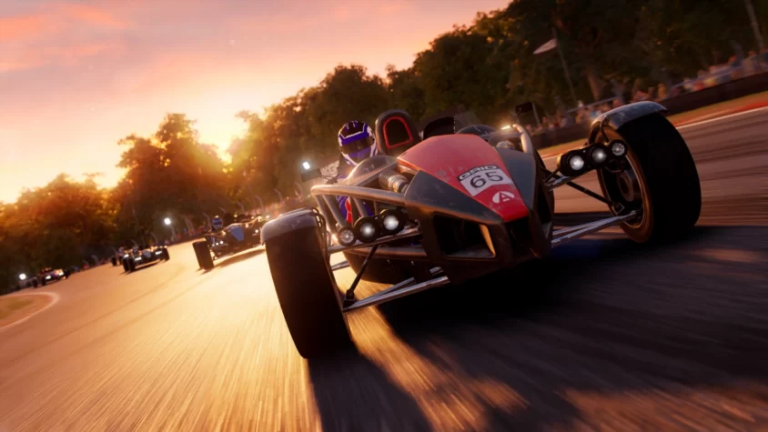 Реактивный автомобиль на трассе в GRID Legends с ярким закатом на фоне