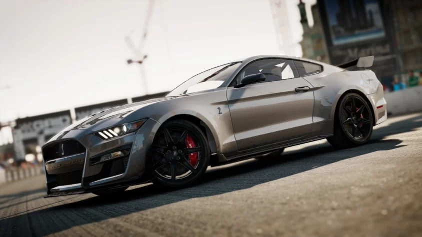 Серый Ford Mustang на фоне городской трассы в GRID Legends