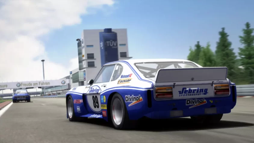 Гонки в GT Legends, автомобиль на трассе с заднего вида