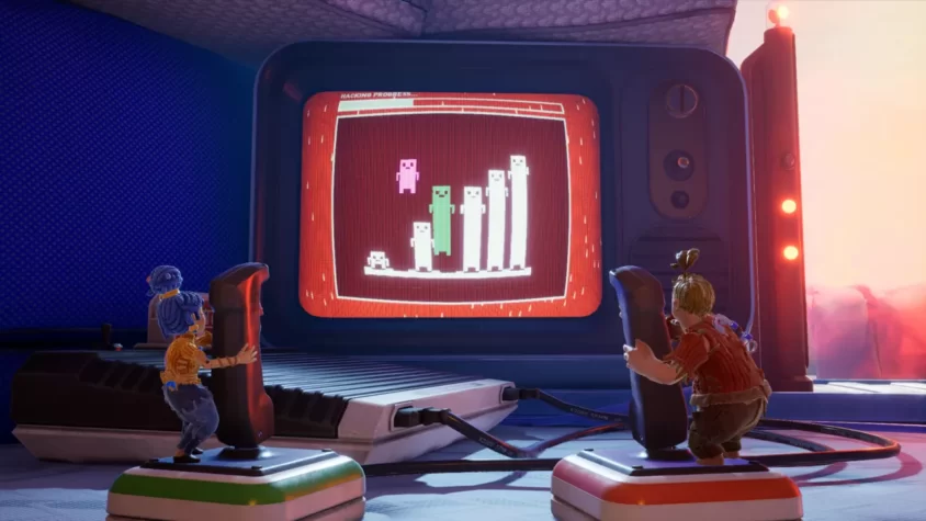 Персонажи в игре It Takes Two играют на аркадном автомате с ретро-графикой и процессом взлома