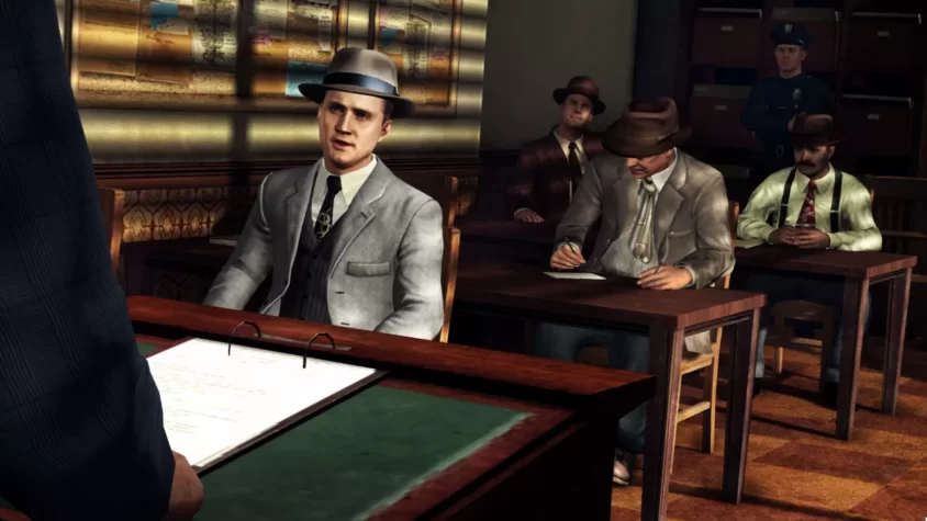 Герой игры L.A. Noire на допросе с товарищами в стильных шляпах, готовыми раскрывать тайны Лос-Анджелеса