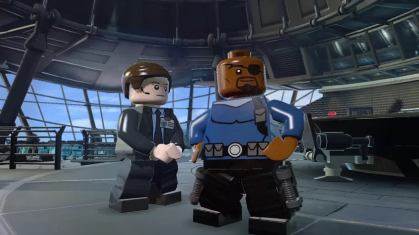 Ник Фьюри и агент SHIELD на фоне лаборатории в LEGO Marvel Super Heroes