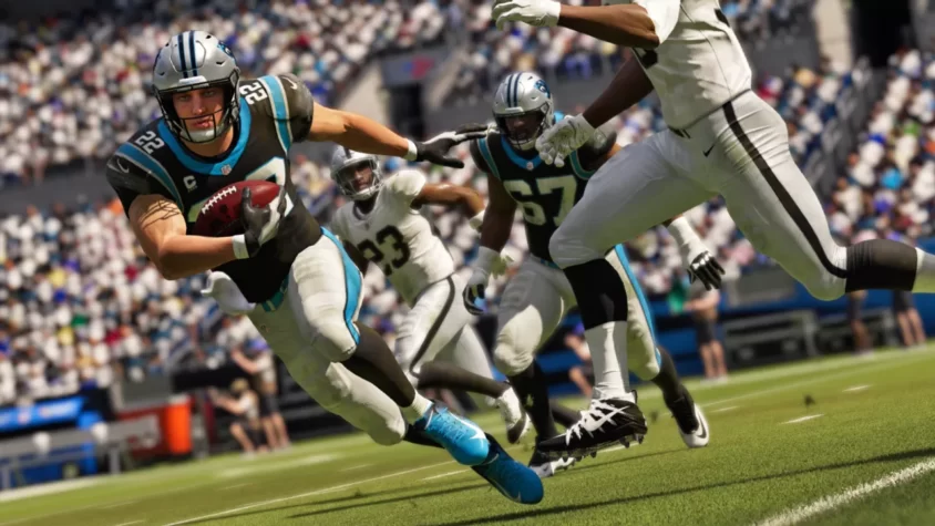 Игрок с мячом убегает от противников в Madden NFL 21