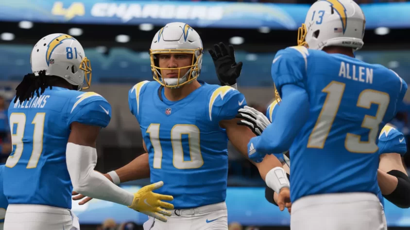 Игроки команды LA Chargers приветствуют друг друга на поле