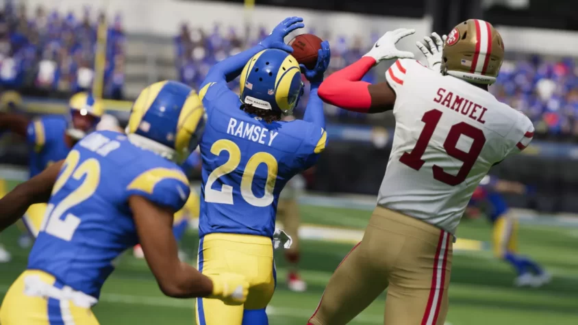 Игроки команд LA Rams и San Francisco 49ers борются за мяч