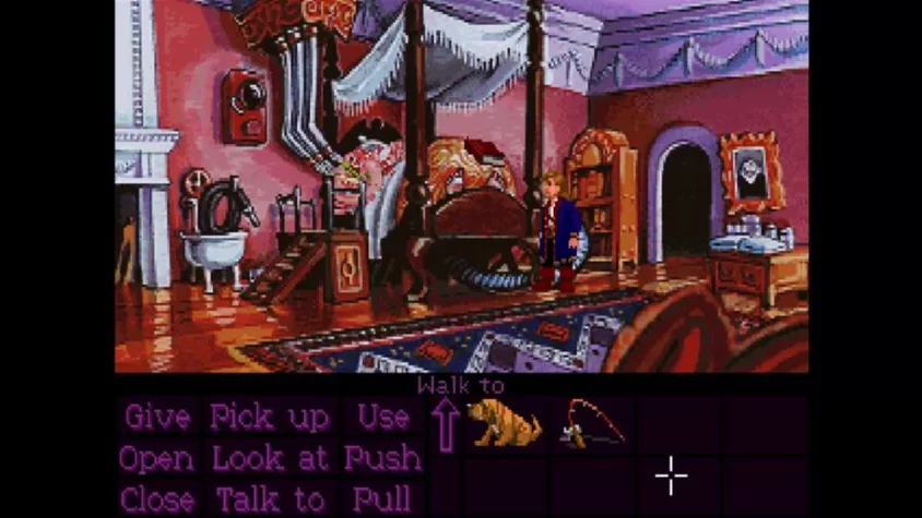 Персонаж стоит рядом с кроватью с органом и мебелью в игре Monkey Island 2