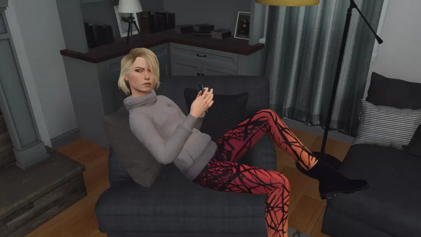 Персонаж Nancy Drew сидит на диване в игре Nancy Drew: Midnight in Salem