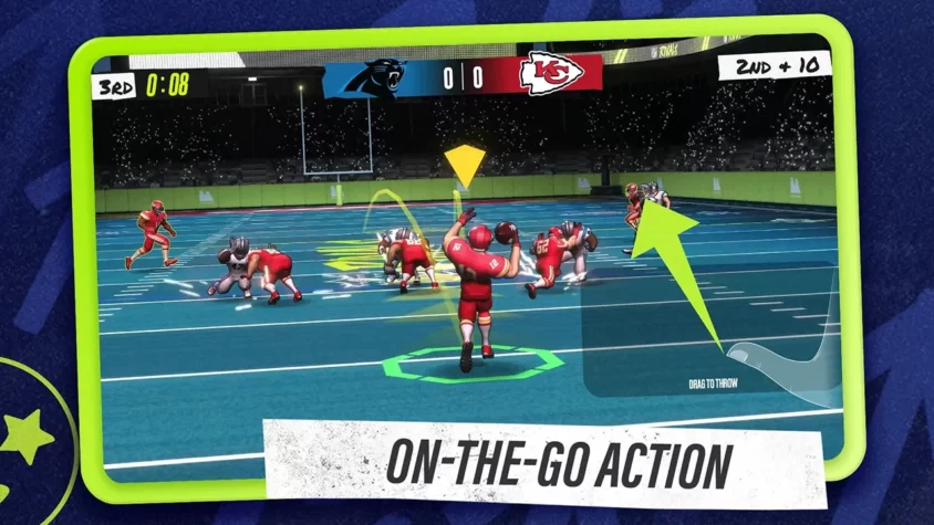 Игрок Kansas City Chiefs готовится бросить мяч, игра против Carolina Panthers