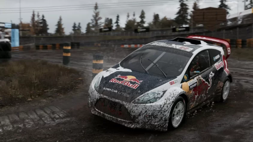 Машина Red Bull на грязной трассе в Project CARS 2