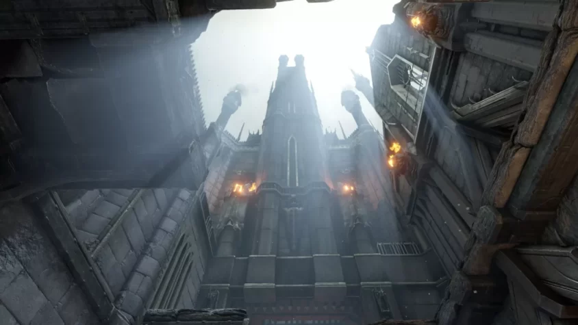 Вид на готическую архитектуру и горящие факела в игре Quake Champions, создающие атмосферу мрачности