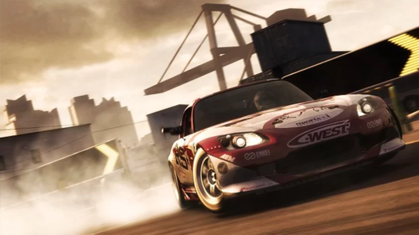 Скриншот игры Race Driver: Grid с автомобилем, выполняющим дрифт на фоне города