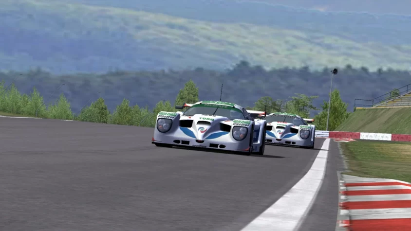 Два гоночных автомобиля на повороте в игре rFactor